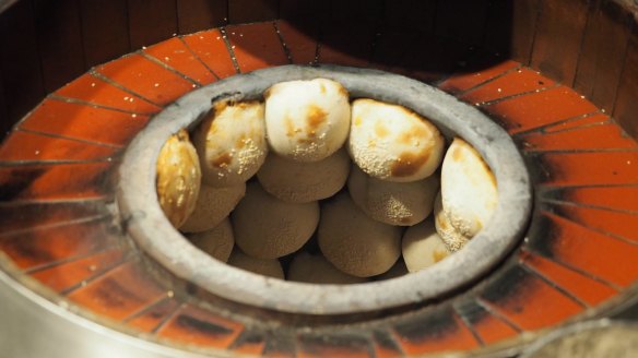 Taiwanese pepper bun at Raohe night market, Taipei, Taiwan.