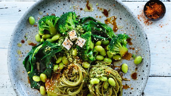 Healthy eating: Green noodle bowl with broccoli.