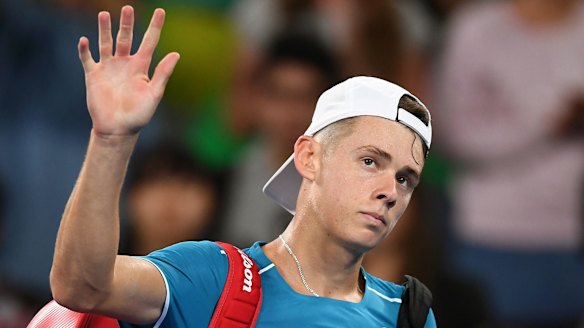 Alex de Minaur acknowledges the crowd as he leaves the court.