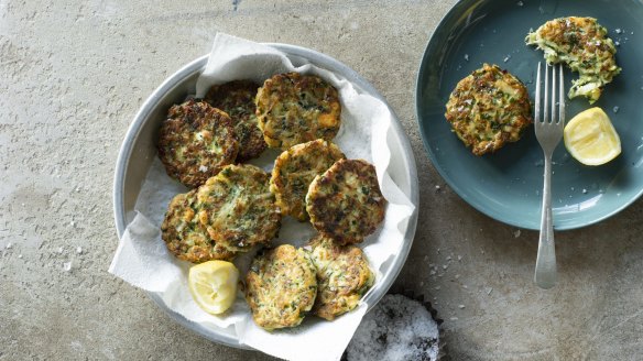 Effortlessly easy: Kolokithokeftethes (zucchini fritters).