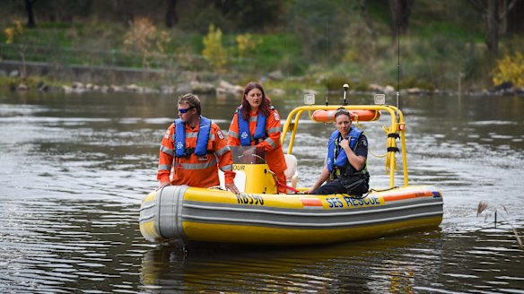 Police and SES search the banks of Lake Benalla for the missing mother and daughter.