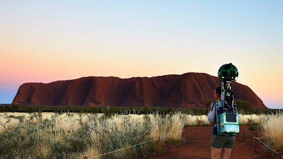 Lindsey Dixon, of Northern Territory Tourism, captured the Street View content at 
Uluru-Kata Tjuta National Park in accordance with Tjukurpa law.