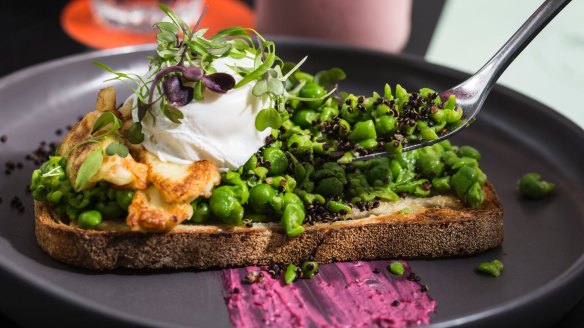 Step aside smashed avo, hello smashed peas with halloumi.