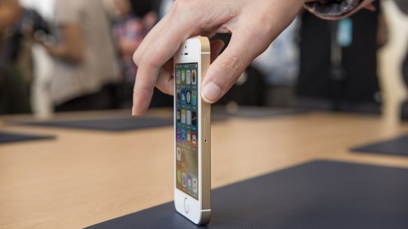 The iPhone SE looks almost identical to 2013's 5s, inclusing those flat blocky sides.