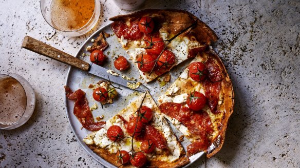 Fast four-ingredient pizza with sopressa and tomato.