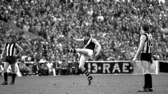 Richmond's Royce Hart kicks for goal.