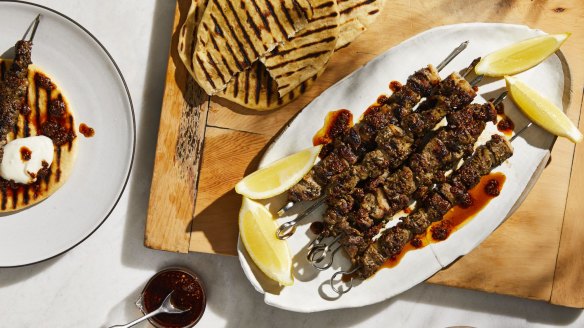Perfect for the charcoal grill: Grilled lamb leg spiedini.