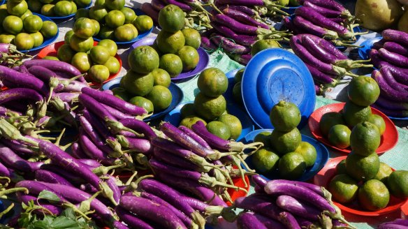 Eggplants and citrus at Sigatoka market.