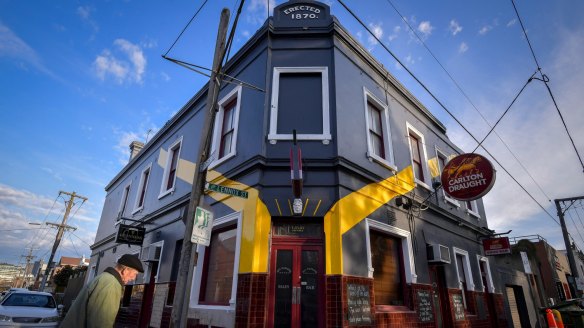 The All Nations Hotel in Richmond was painted in the Richmond Tigers colours  before the preliminary final in 2017.