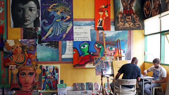 Australian artist Ben Quilty teaches Sukumaran to paint in Kerobokan Prison.