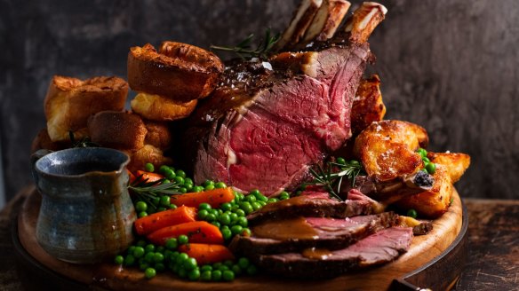 Nagi Maehashi (aka Recipe Tin Eats) roast beef with roast potatoes, Yorkshire puddings, gravy and steamed peas and carrots.