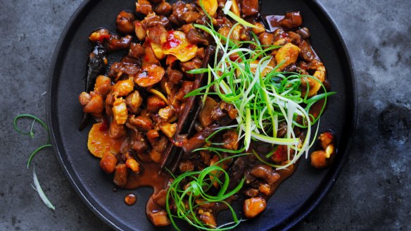 Pork neck braised with garlic and chilli.