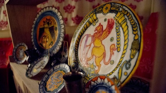 So authentic: Hand-painted sugar plates for dessert.
