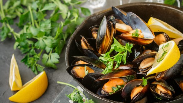 Throw away mussels with broken shells or those with shells agape that don't close when tapped.