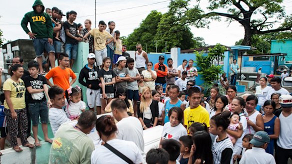 Relatives mourn as the coffin of an alleged thief and drug peddler and victim of an extrajudicial killing is laid to rest on August 21 in Manila.