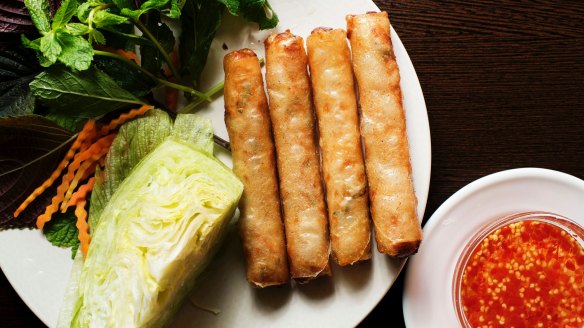 Cha gio (fried Vietnamese spring rolls).