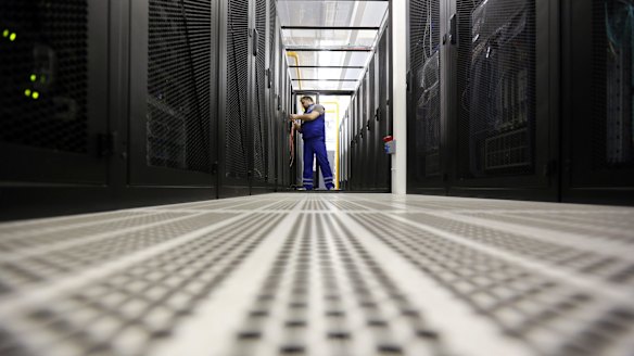 The draft report recommends consumers be given the right to demand copies of the information businesses have about them. 