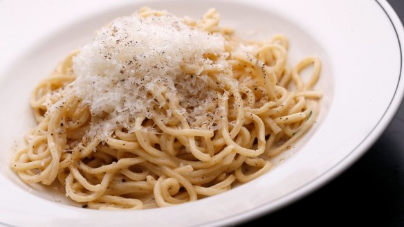 Spaghetti cacio e pepe.