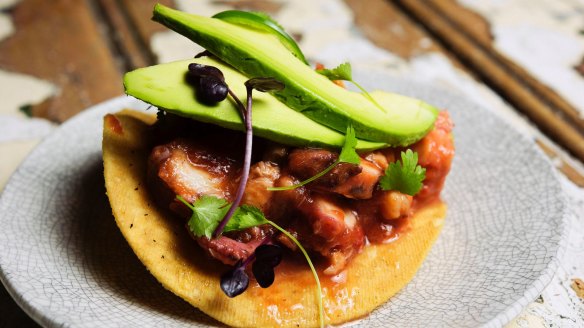 Mariscos coctel tostada.