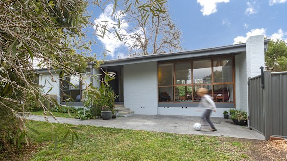 44 Crozier Circuit, Kambah was designed by Gary Willemsen.