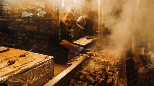 Fresh Turkish bread is used instead of tongs on the grill.