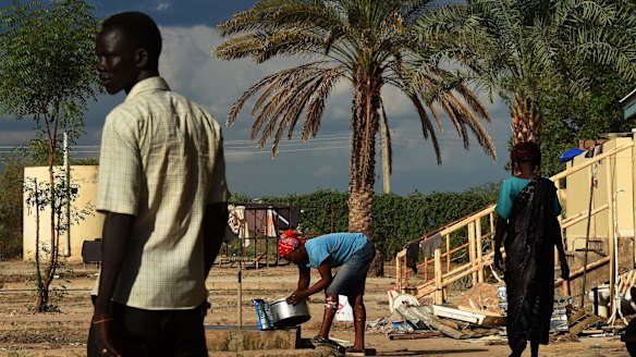 Day-to-day life continues near Bentiu hospital despite the crisis that has swept the nation.