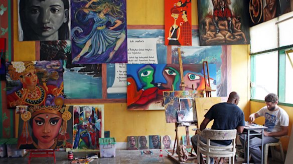 Australian artist Ben Quilty teaches Sukumaran to paint in Kerobokan Prison.