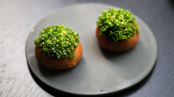 Sea urchin fried bun.