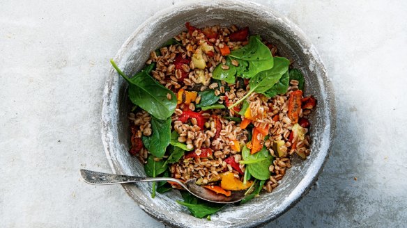 Farro salad with grilled vegetables and spinach.