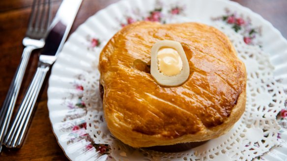 Calves' shin, snail and garlic pie.