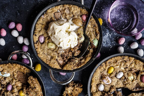 Individual frypan cookies with Easter eggs and ice-cream.