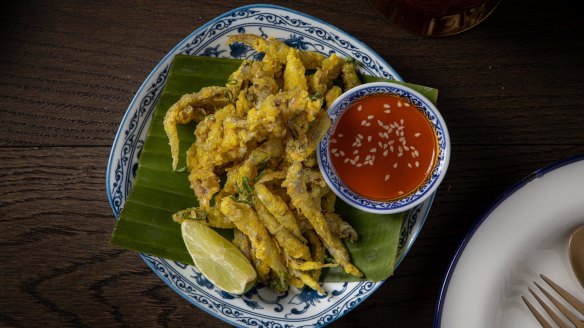 Pla tod kamin (fried whitebait with turmeric).