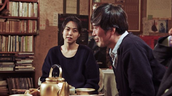 Kim Min-hee and Jung Jae-young in <i>Right Now, Wrong Then</i>.