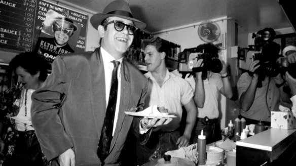 Elton John pictured at his press conference at Harry's Cafe De Wheels, October 1986. 