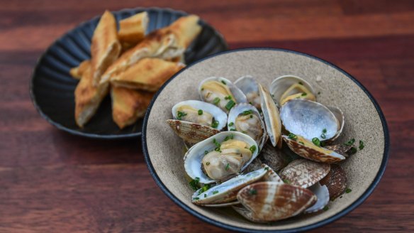 Clams with Chinese doughnuts.