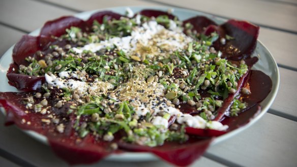 Simple and flavourful: Beetroot carpaccio. 
