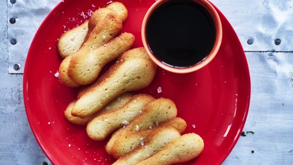 Adam Liaw's lenguas de gato (cat's tongues).