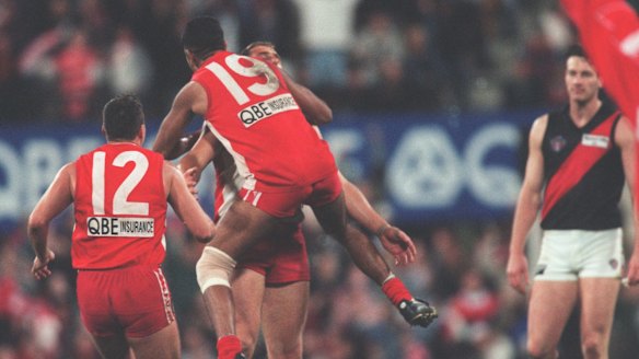The Swans celebrate Tony Lockett's winning point.