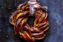 Donna Hay's caramel pecan wreath.