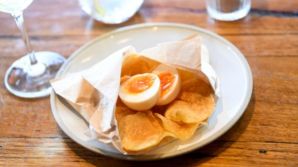 Pickled egg and crisps.