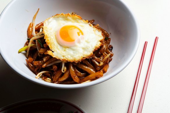 Lort cha, made with rice drop noodles, bean sprouts, spring onions and a fried egg.