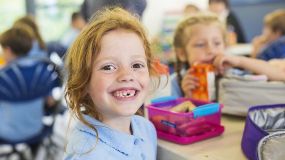 Low-sugar snacks are best for kids' teeth.