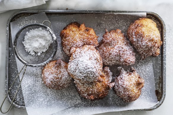 Yeast-free apple and ricotta frittelle.