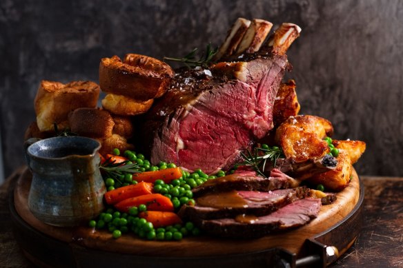 Nagi Maehashi (aka Recipe Tin Eats) roast beef with roast potatoes, Yorkshire puddings, gravy and steamed peas and carrots.