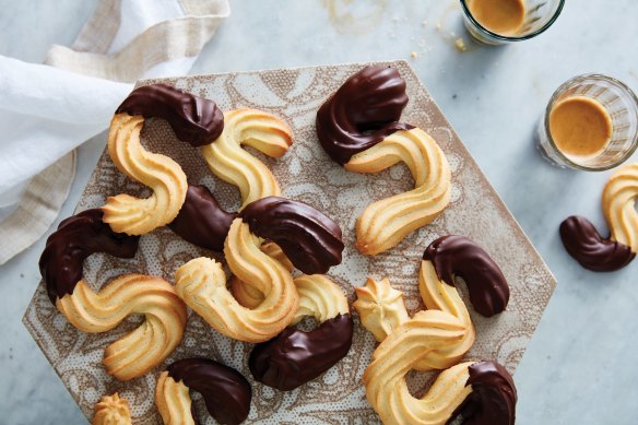 Easy and delicious: Esse al cioccolato (Chocolate 'S' biscuits).