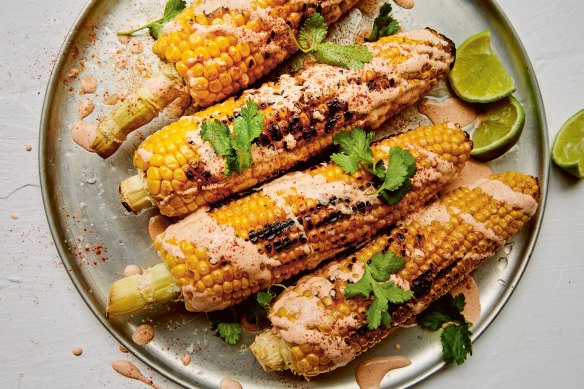 Coupled with a smoky, tangy dressing, corn cooked on the barbecue looks and tastes amazing. 