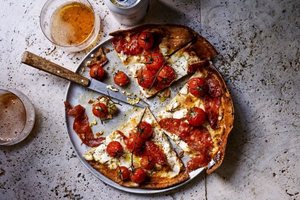 Fast four-ingredient pizza with sopressa and tomato.