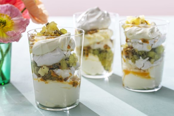 Kiwifruit pavlova pots.