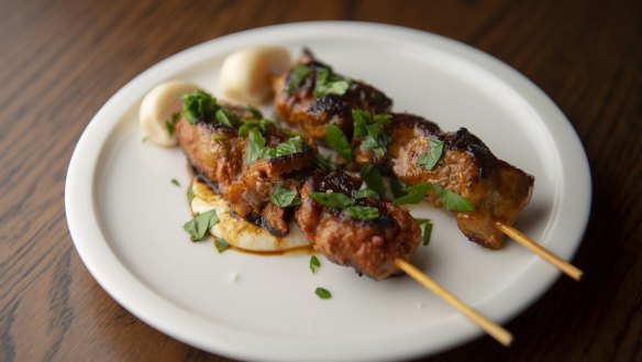 Pork and neck pinchos with whipped cod roe. 