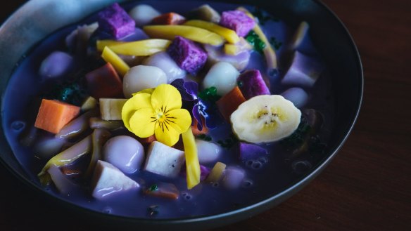 Picture-perfect dessert, ginataang halo-halo.